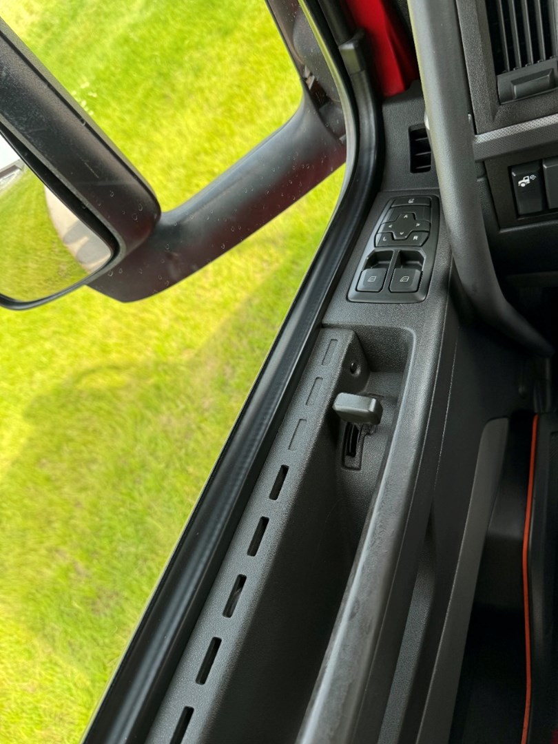 2020 VOLVO VNR300 - USED TRUCKS DAY CAB - image 13